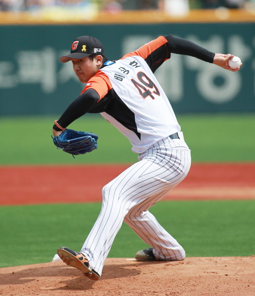 선발출장한 배장호선수의 역투모습